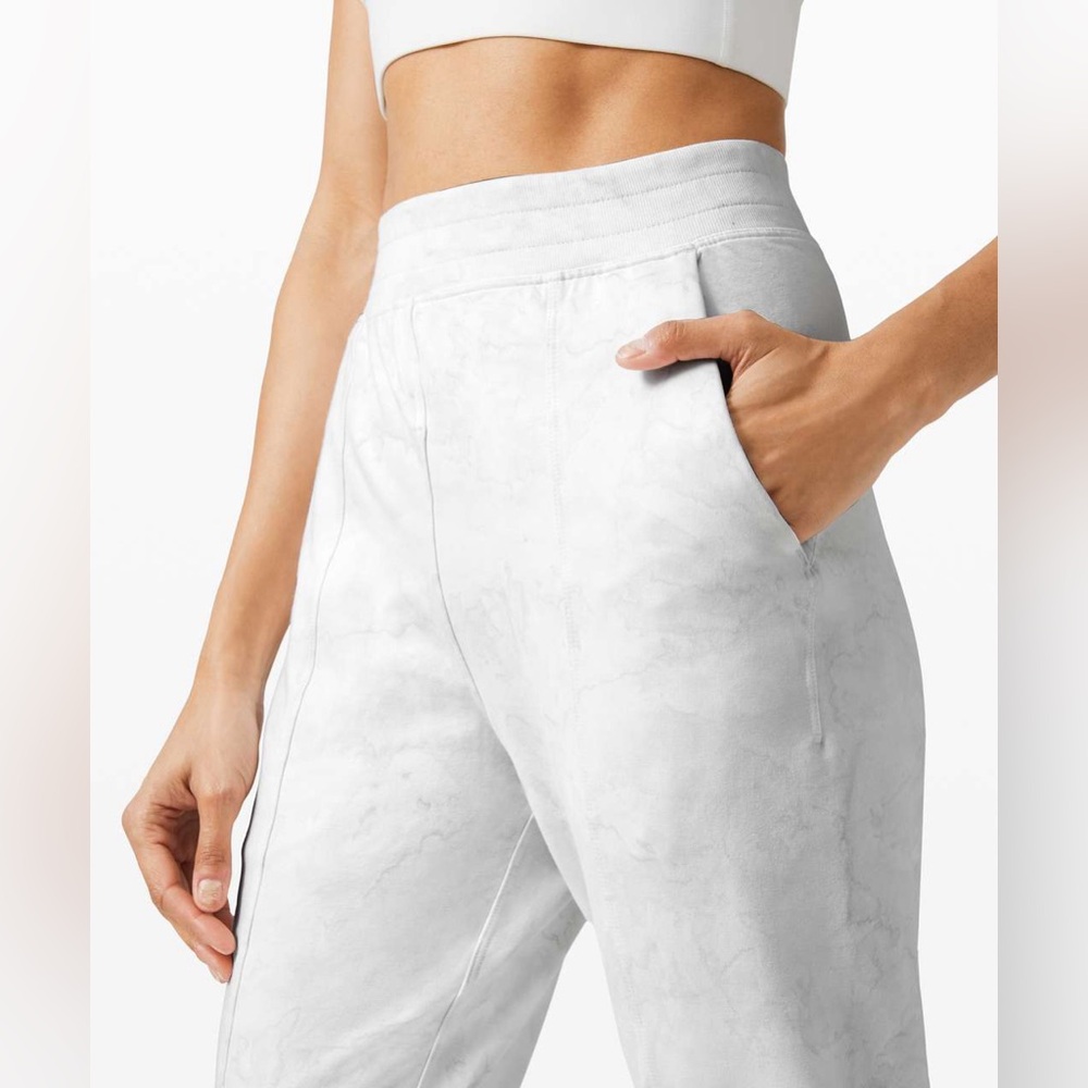 ✨PRISTINE EUC✨ Lululemon LA Sweat Pant 26" Watercolor Wash White / Stargaze- 10 - Picture 2 of 14